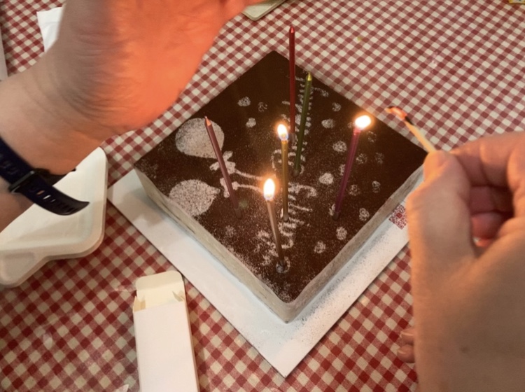 给生日蛋糕插蜡烛